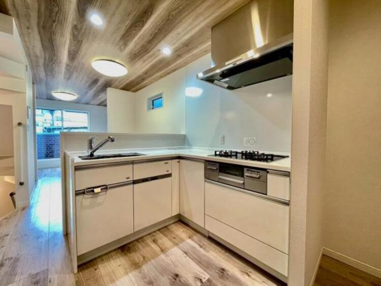 キッチン ワイドなカウンターで、将来お子様と一緒にお料理をするときも重宝します。