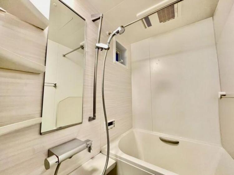 風呂 美しいツヤとなめらかな肌ざわり。水や汚れをはじき汚れにくくお掃除ラクラクの浴槽です。