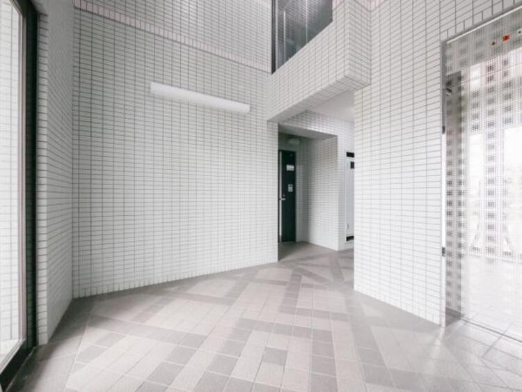 その他 管理が行き届いた清潔感のあるエントランス。マンションならではの防犯性の高さも住宅選びの大切な要素ですね。