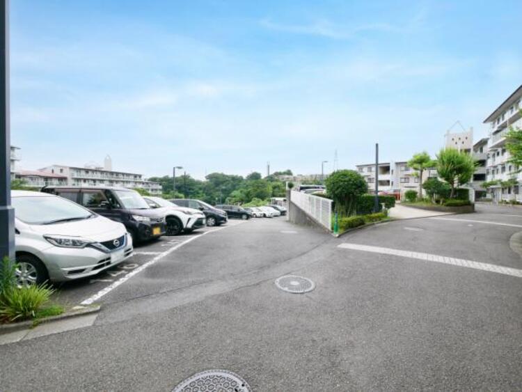 駐車場 ゆとりあるレイアウトの駐車場。