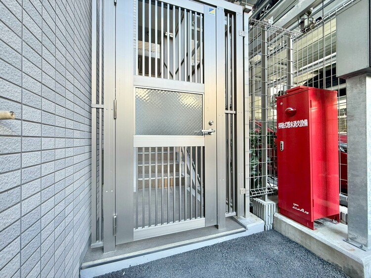 その他 共用部の階段です。明るく清潔に管理されています。