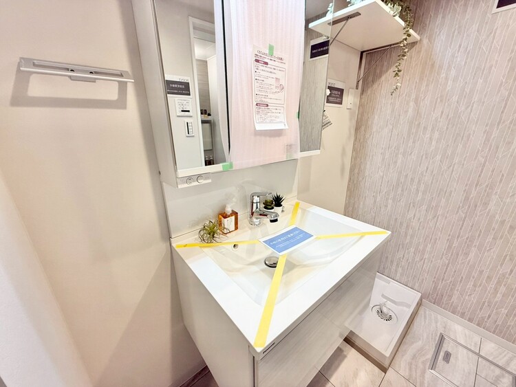 その他 清潔感を感じられる洗面化粧台。