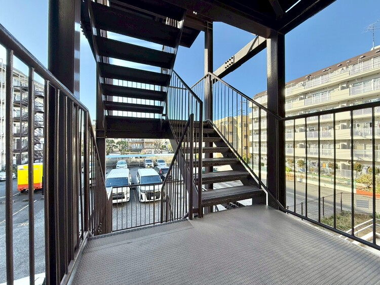 その他 共用部の階段です。明るく清潔に管理されています。