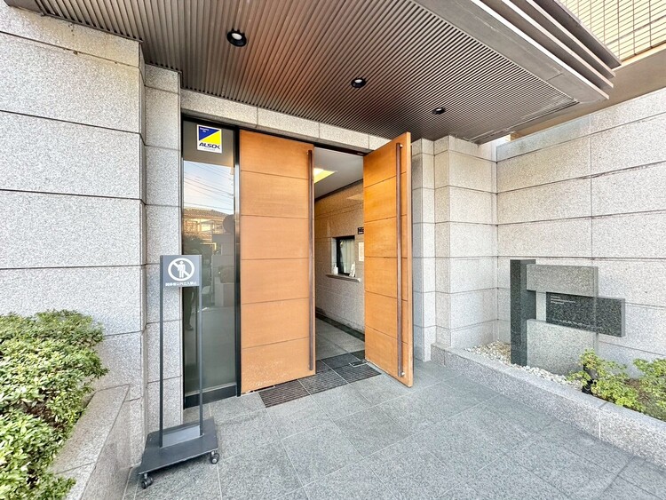 その他 上質感漂う玄関アプローチです。