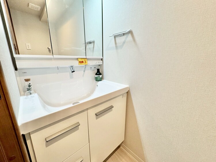 その他 清潔感を感じられる洗面化粧台。