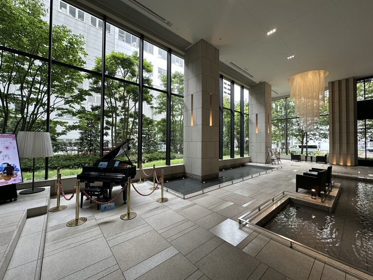その他 エントランスを抜けた先の共用ホール一台のピアノから流れる音色が都会の喧騒から帰ってきた安らぎを与えてくれます