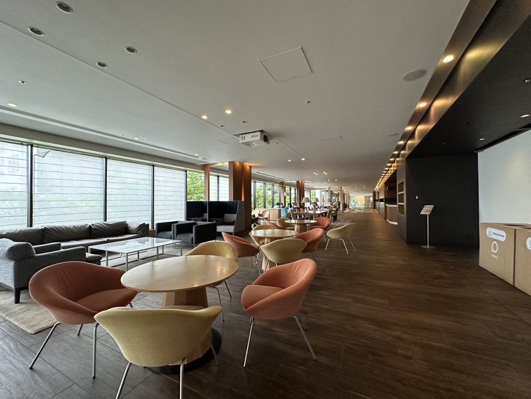 その他 公開空地の緑地を見下ろす大空間アクアリウム、オープンスタディコーナーなど大規模マンションならでは贅沢さを感じて頂けます