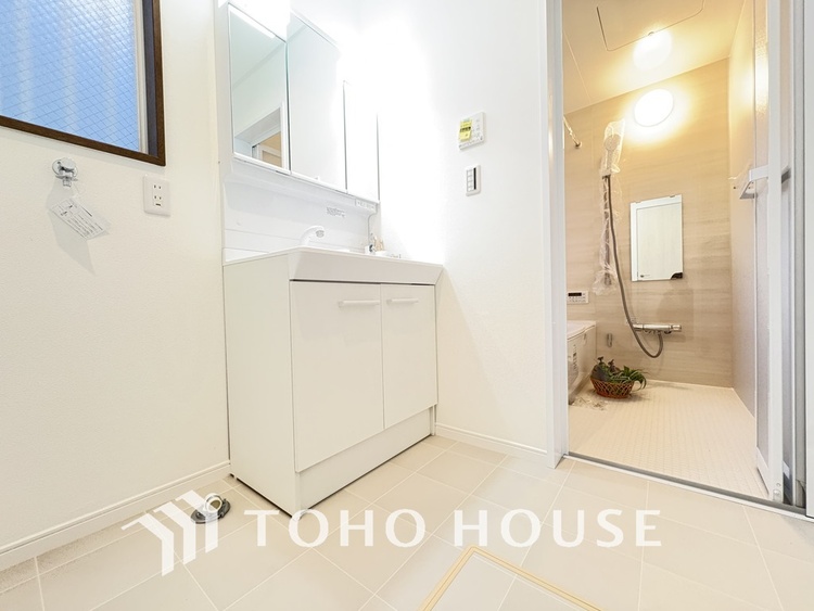 洗面 落ち着きのある色合いでまとめられた洗面室