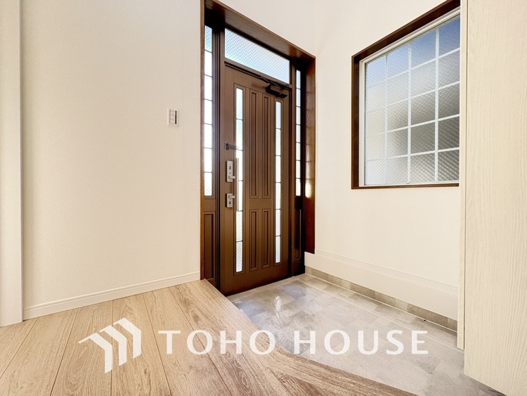 玄関 飾リ過ぎないシンプルな内装と偏り過ぎないデザインの玄関