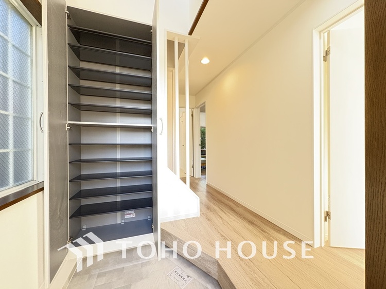 玄関 天井まである玄関収納はご家族分の履物も余裕で収納可能