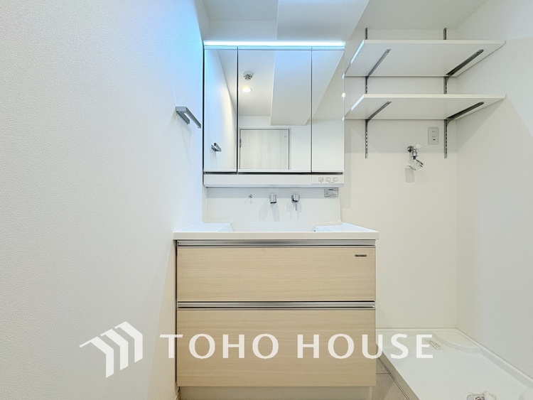 洗面 新規設置の洗面化粧台。収納豊富で使い勝手の良い3面鏡です