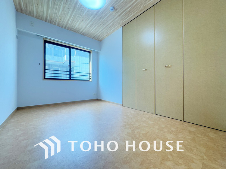 内装 採光もある洋室は、くつろぎのひと時を過ごすのにぴったり