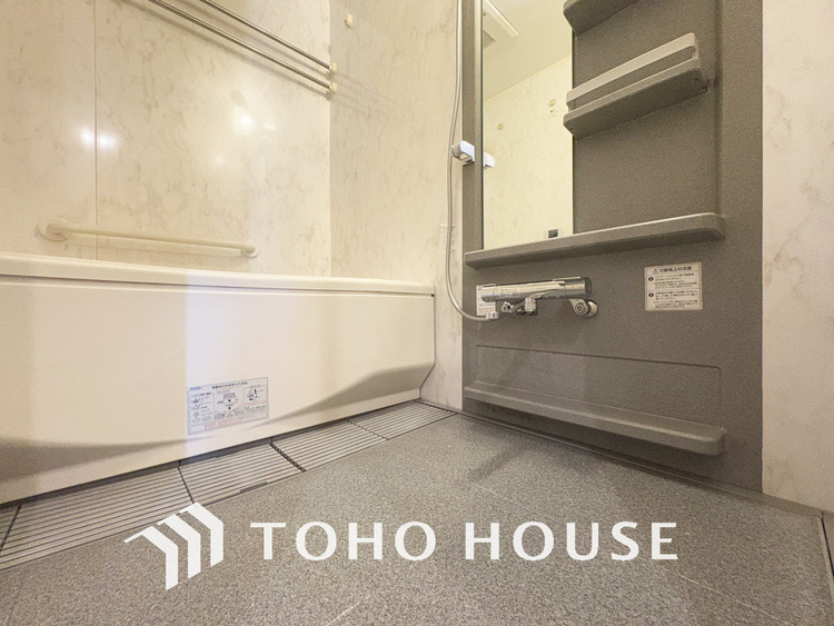 風呂 一日の疲れを癒すバスルームは、心地よいリラックスを叶える清潔感溢れる空間