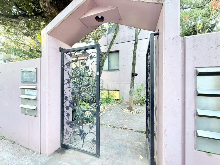 その他 上質感漂う玄関アプローチです。