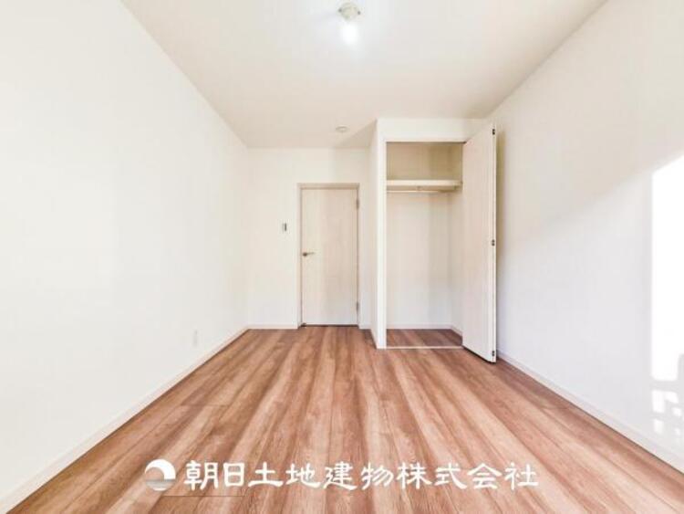 内装 一人で過ごす空間は音楽を聴いたり読書をしたりと趣味を楽しめる空間です。