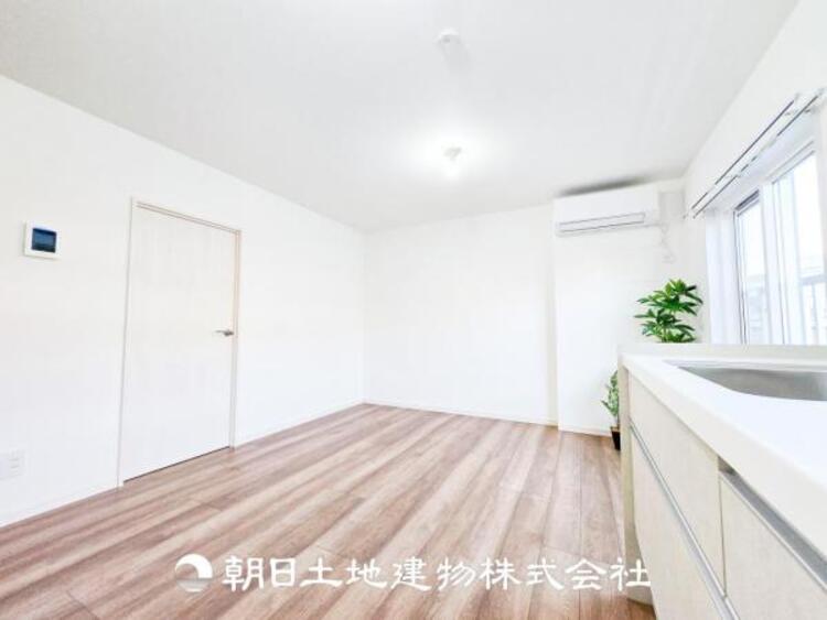 居間 家族や友人との時間など、１番多くの時間を過ごす空間だからこそ落ち着いた空間になります。