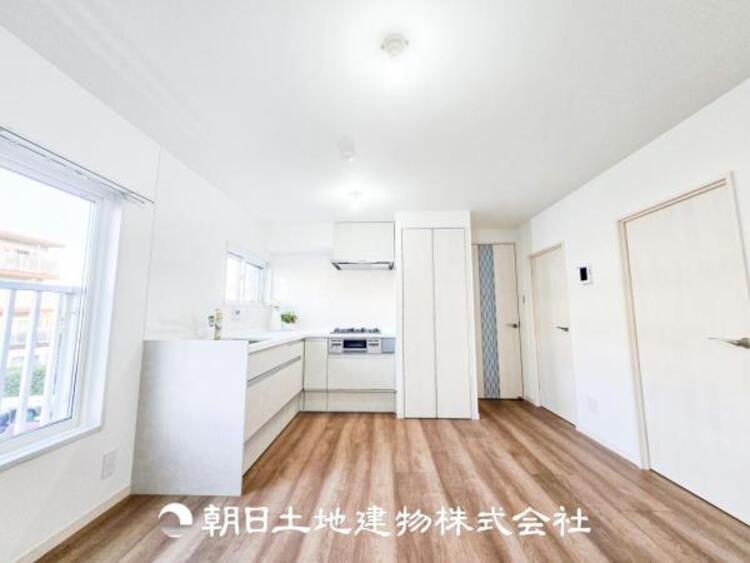 居間 大切なご家族、招いた友人と過ごすひと時を溢れる光が優しく包み込む空間。