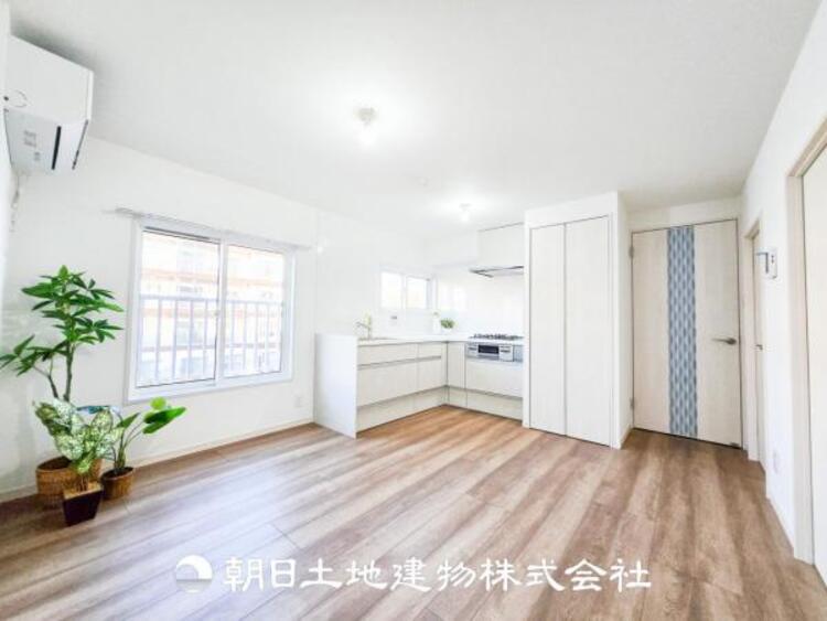 居間 大切な人とともに、心穏やかに過ごすひとときになるリビング。