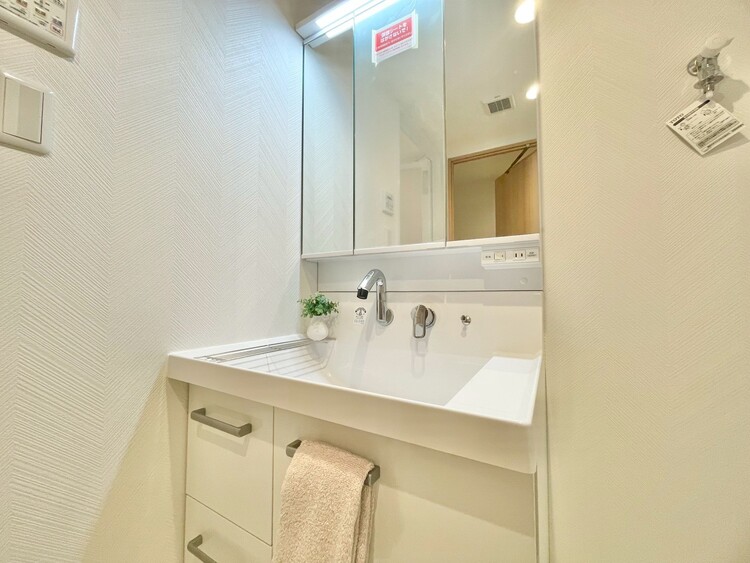 その他 清潔感を感じられる洗面化粧台。