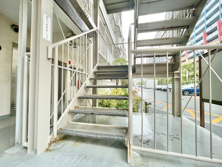その他 共用部の階段です。明るく清潔に管理されています。