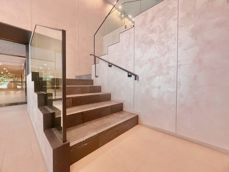 その他 共用部の階段です。明るく清潔に管理されています。