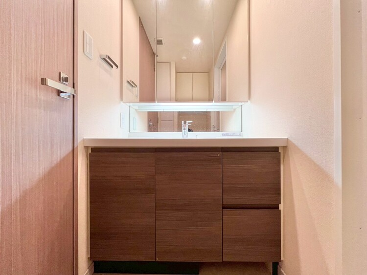 その他 清潔感を感じられる洗面化粧台。
