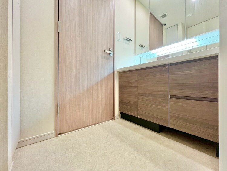 その他 十分な広さの脱衣所。