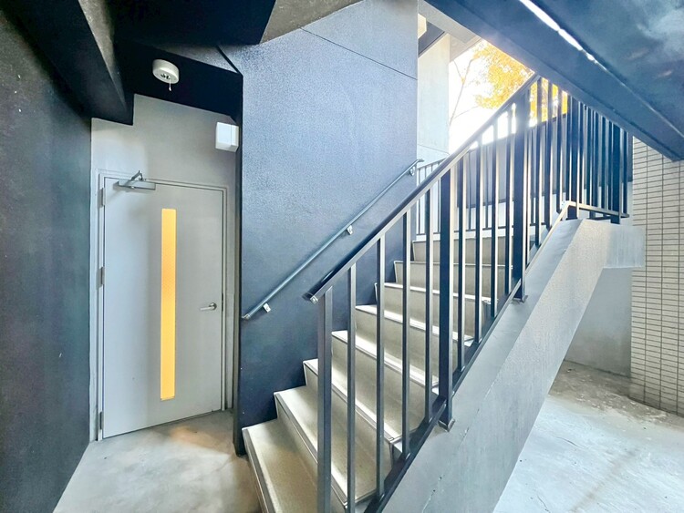 その他 共用部の階段です。明るく清潔に管理されています。