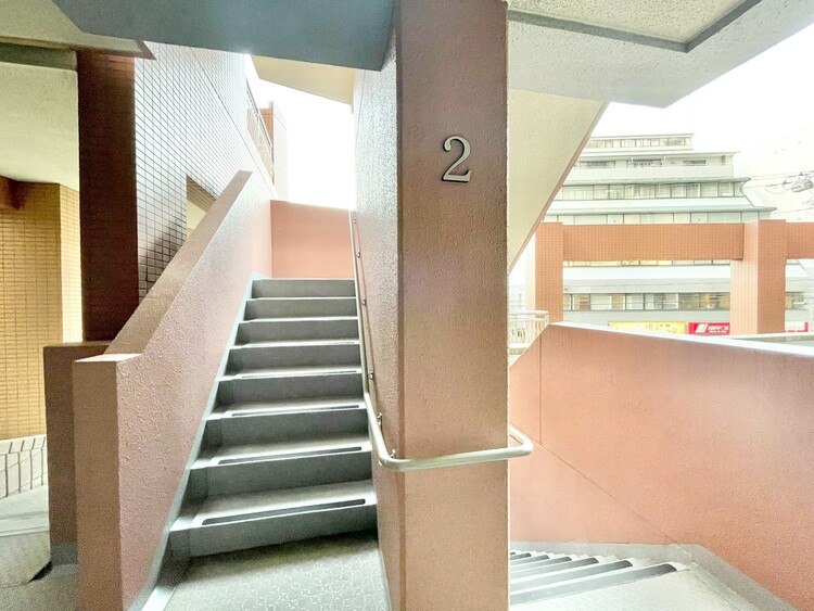 その他 共用部の階段です。明るく清潔に管理されています。