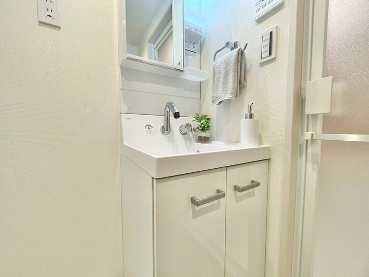 その他 清潔感を感じられる洗面化粧台。