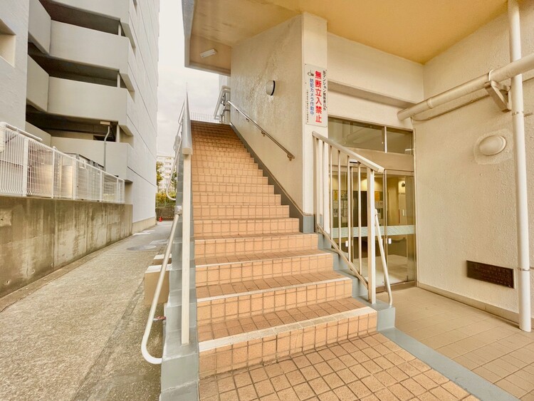 その他 共用部の階段です。明るく清潔に管理されています。