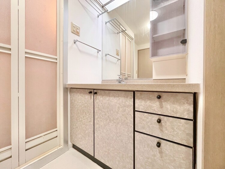 その他 清潔感を感じられる洗面化粧台。