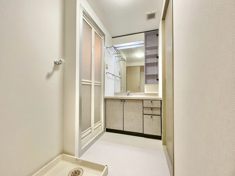 その他 十分な広さの脱衣所。