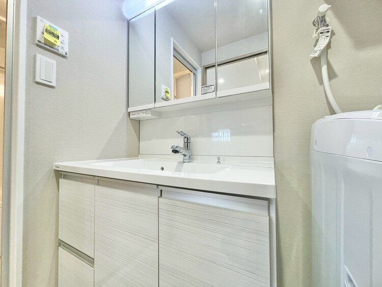 その他 清潔感を感じられる洗面化粧台。