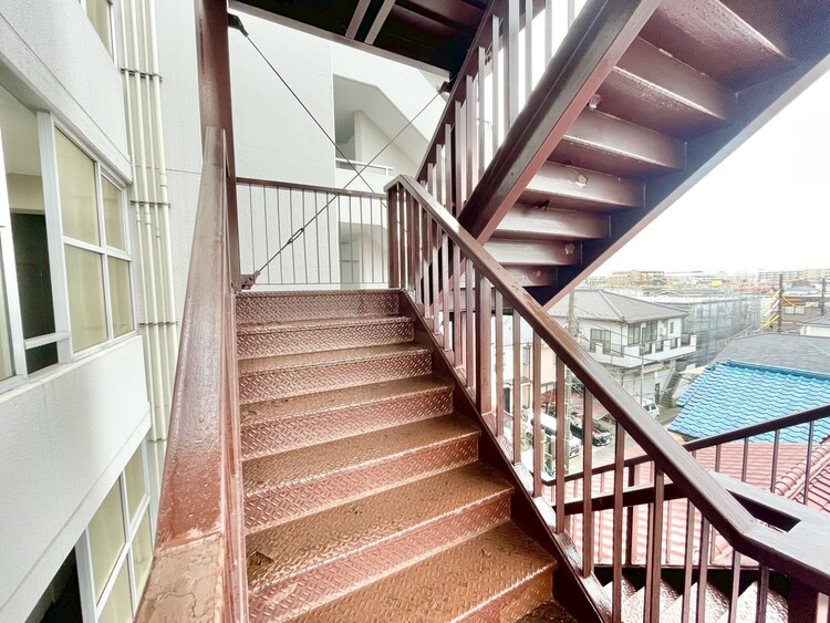 その他 共用部の階段です。明るく清潔に管理されています。