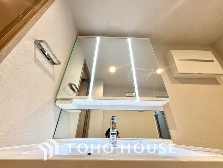 洗面 【WASHROOM】◆快適◆煌びやかな暮らしの中にも忘れたくない快適さ。大きな収納が助けてくれます。