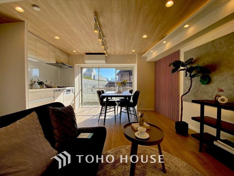 内装 【LIVING】◆眩い◆光が燦々と入り、家族の笑顔を照らす。「いつまでも続いて」と願う夢のような毎日がここにある。