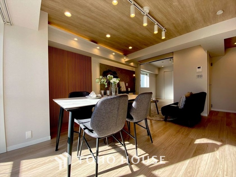 内装 【LIVING】◆陽光◆が差し込む。この開放的なLDKに家族の笑顔が集う。家族が一緒に過ごす空間は明るく、そして居心地よく。