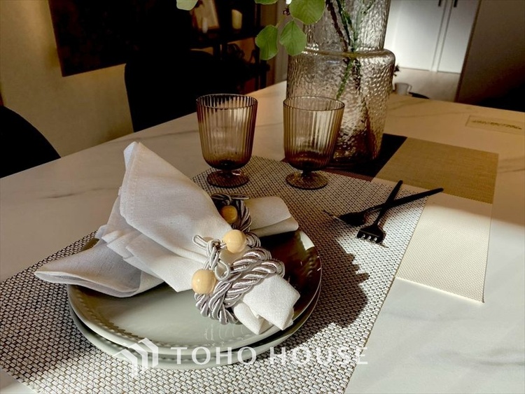 内装 【LIVING】◆扉を◆開くとこの景色。家族の”おかえり”の声が聞こえてきそう。