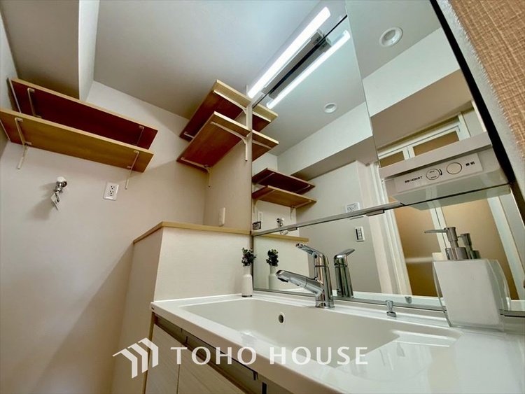 洗面 【WASHROOM】◆快適◆煌びやかな暮らしの中にも忘れたくない快適さ。大きな収納が助けてくれます。