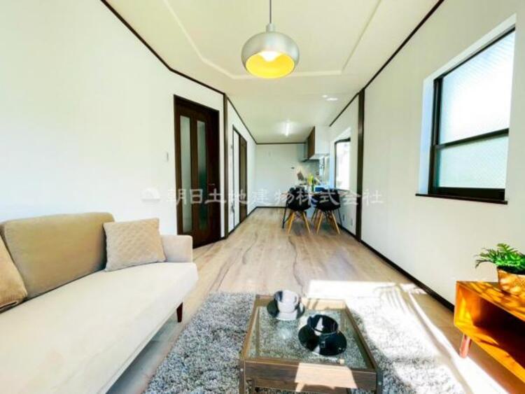 居間 家族の会話や笑顔が行き交うリビングで、子供を走り回らせたい。ダイニングテーブルでゆったり食事を堪能。光と風が溢れる開放的なリビングダイニングには、くつろぎの空間を生み自然と家族みんなが集まってきます