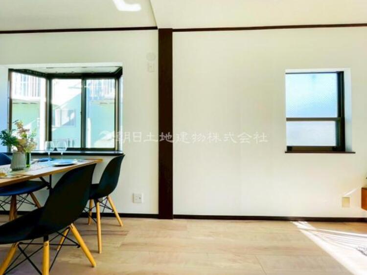 居間 お天気が晴れの日は照明をつけなくても充分明るいリビングです！どこか落ち着きのある広々とした内装です！皆で過ごす空間が、目に浮かんでくる様な優しいリビングダイニングです！くつろいだり楽しい時間を是非！