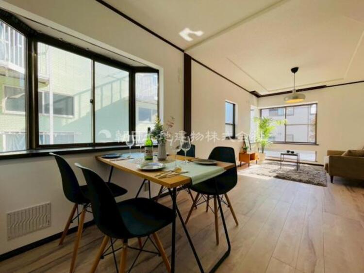 居間 リビングにあふれる採光と心地よい風のつどう調和された空間！！生活を彩る充実した日々が過ごせそうです。家族の滞在期間が長くなることを予測して、設計士が思いと工夫をこらした自慢のリビングダイニング！！！