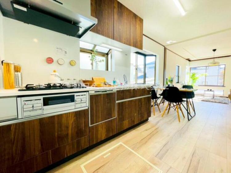 キッチン 【キッチン】広く取られたキッチンスペースはとても便利です。お料理をする人も開放感が心地いいです。