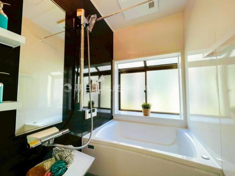 風呂 【浴室】ゆったりと寛げる広々バスで足を伸ばしてリラックス。　最新のユニットバスは設備も充実です。