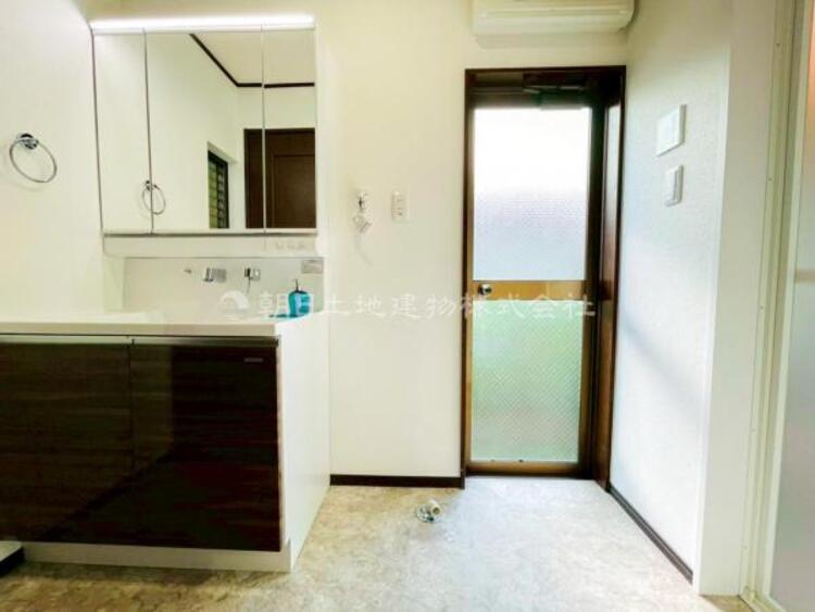 洗面 【洗面・脱衣所】ストレスフリーな広いランドリースペース。大きな洗濯機乾燥機もしっかりとおけます。