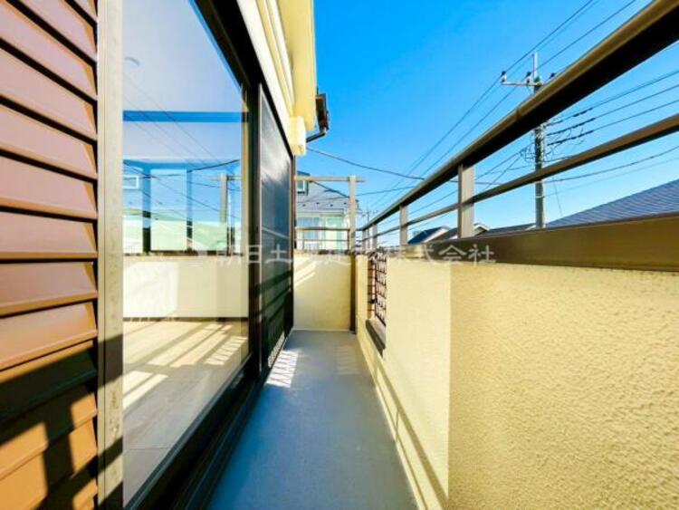 バルコニー 【バルコニー】太陽の光と爽やかな風でお洗濯物は気持ちいいです。