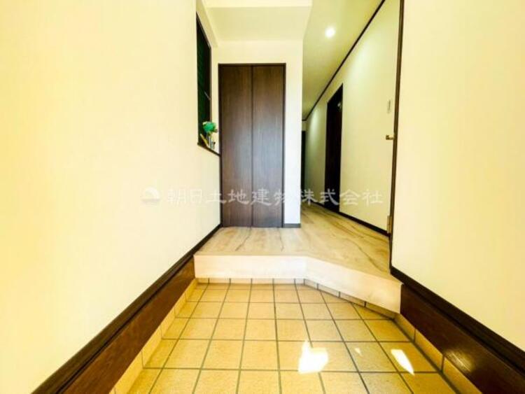 その他 【玄関】お出かけの際に小さなお子様のいるご家庭でもゆったりと靴を履かせて上げることができます。大きな荷物や抱っこしながらでもスムーズに出入り可能なストレスの少ない玄関です。