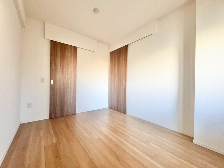 寝室 ベッドも十分に設置するスペースがあります。