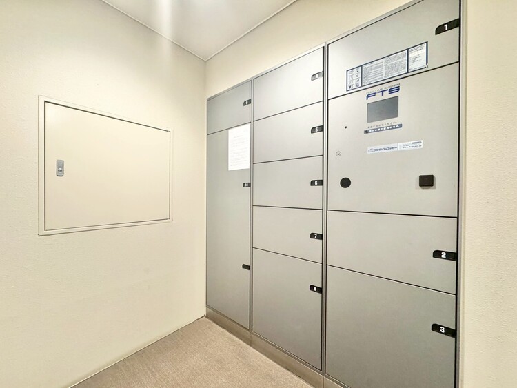 設備 外出中に活躍してくれる宅配ボックスが設置されています。家で宅配物を待たなくて済みますね。